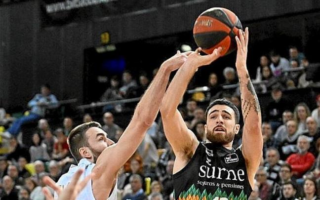 Francis Alonso lanza a canasta ante el Murcia.