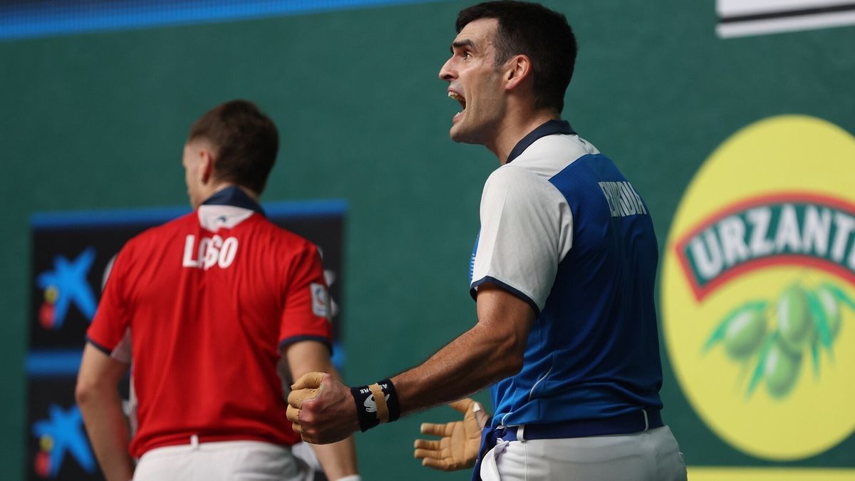 Joseba Ezkurdia, en un instante de la final del Cuatro y Medio de San Fermín disputada ante Unai Laso en el Labrit.