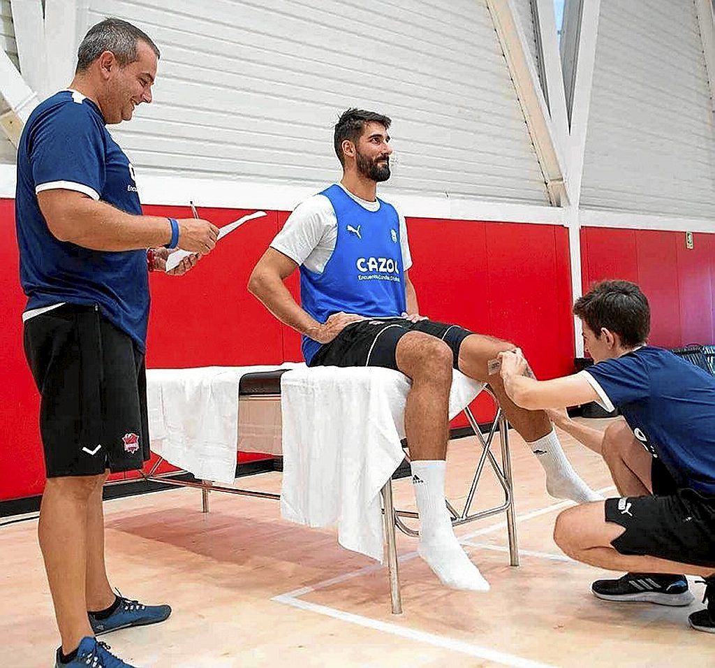 Los fisios azulgranas supervisan la rodilla de Dani Díez.