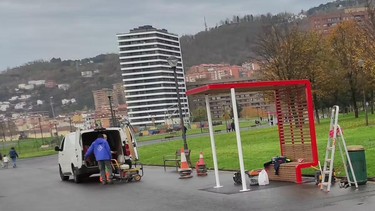 El primer banco del nuevo Parque Etxeberria de Bilbao