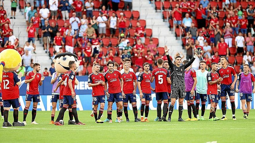 Los jugadores de Osasuna, al término del partido ante el Cádiz, listos para iniciar la celebración con graderío sur.