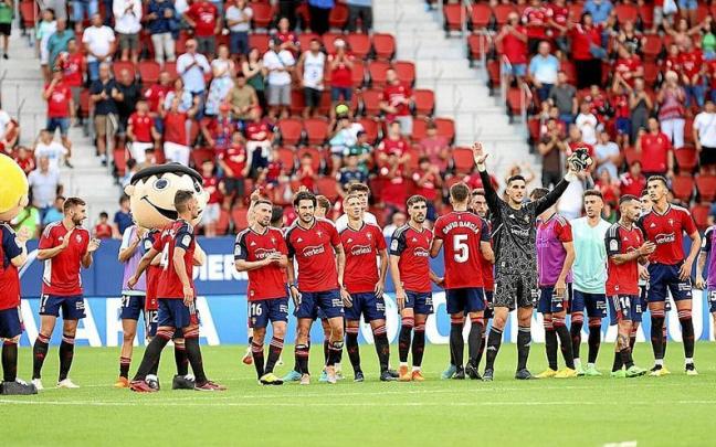 Los jugadores de Osasuna, al t&eacute;rmino del partido ante el C&aacute;diz, listos para iniciar la celebraci&oacute;n con grader&iacute;o sur.