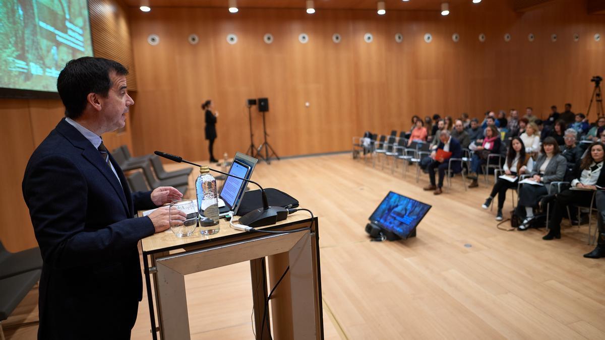 El consejero Irujo se dirige al público durante la jornada profesional de Turismo.