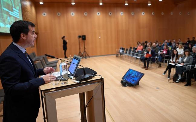 El consejero Irujo se dirige al público durante la jornada profesional de Turismo.