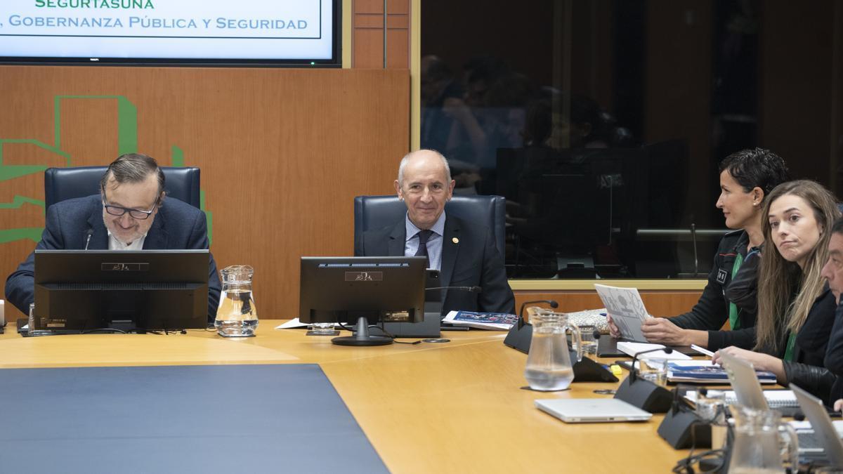 Josu Erkoreka, ayer en el Parlamento Vasco con la comisaria Sandra Ranea y la técnica de Igualdad de Arkaute Eneritz Errasti.