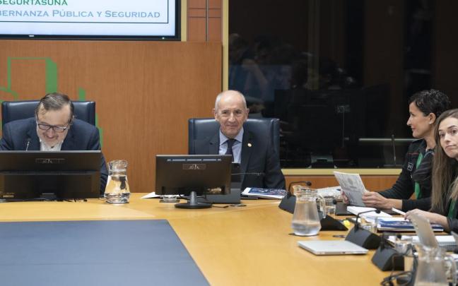 Josu Erkoreka, ayer en el Parlamento Vasco con la comisaria Sandra Ranea y la técnica de Igualdad de Arkaute Eneritz Errasti. Josu Erkoreka, ayer en el Parlamento Vasco con la comisaria Sandra Ranea y la técnica de Igualdad de Arkaute Eneritz Errasti.
