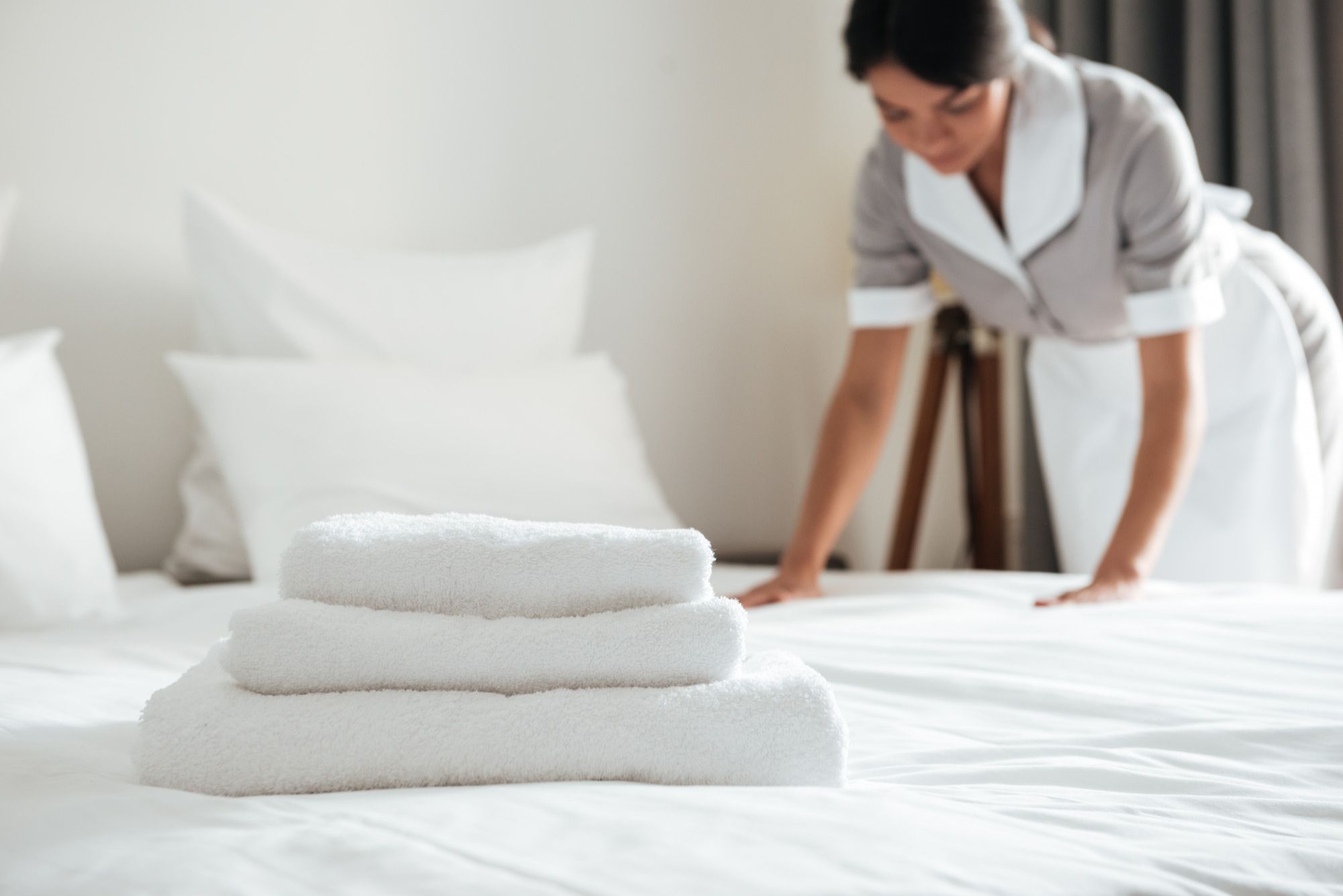 Toallas limpias sobre una cama de hotel.
