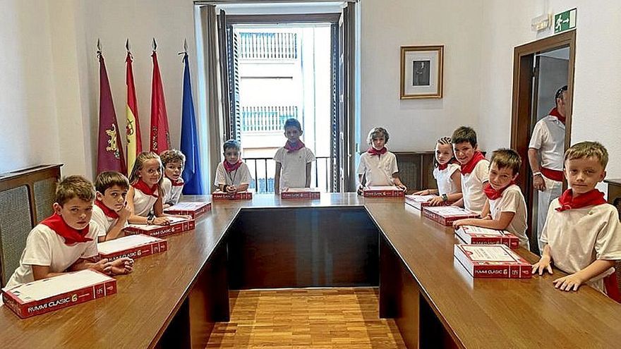 La corporación txiki al completo posa en el salón de plenos del Ayuntamiento de Lodosa.