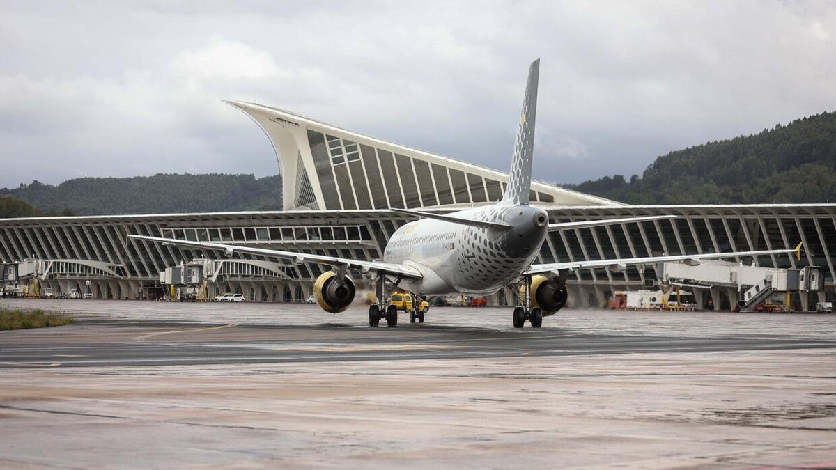 Un avión en el aeropuerto de Bilbao, en una imagen de archivo