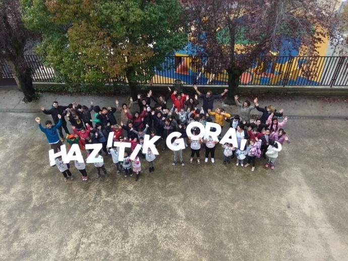 Alumnos del Colegio Público Labastida posando en 2019 durante la presentación de la fiesta, posteriormente suspendida