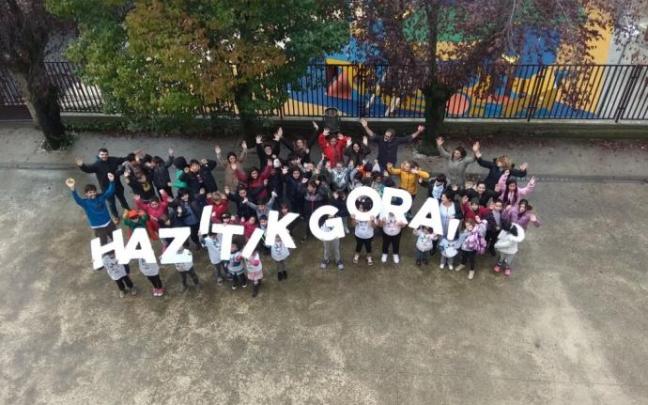 Alumnos del Colegio Público Labastida posando en 2019 durante la presentación de la fiesta, posteriormente suspendida