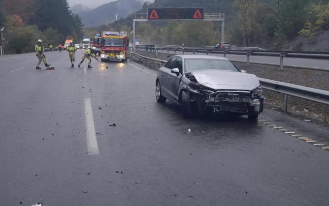 El coche accidentado en la AP-68 El coche accidentado en la AP-68