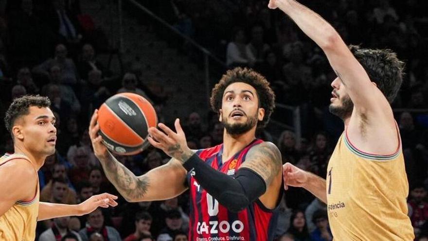 Markus Howard trata de anotar ante la defensa de Abrines