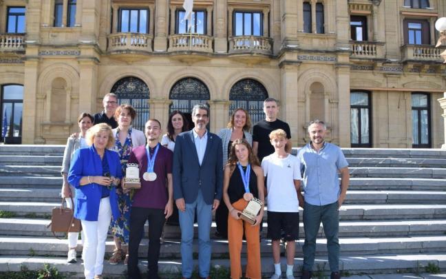 Iñigo Llopis y Nahia Zudaire posando con las medallas obtenidas junto con el alcalde