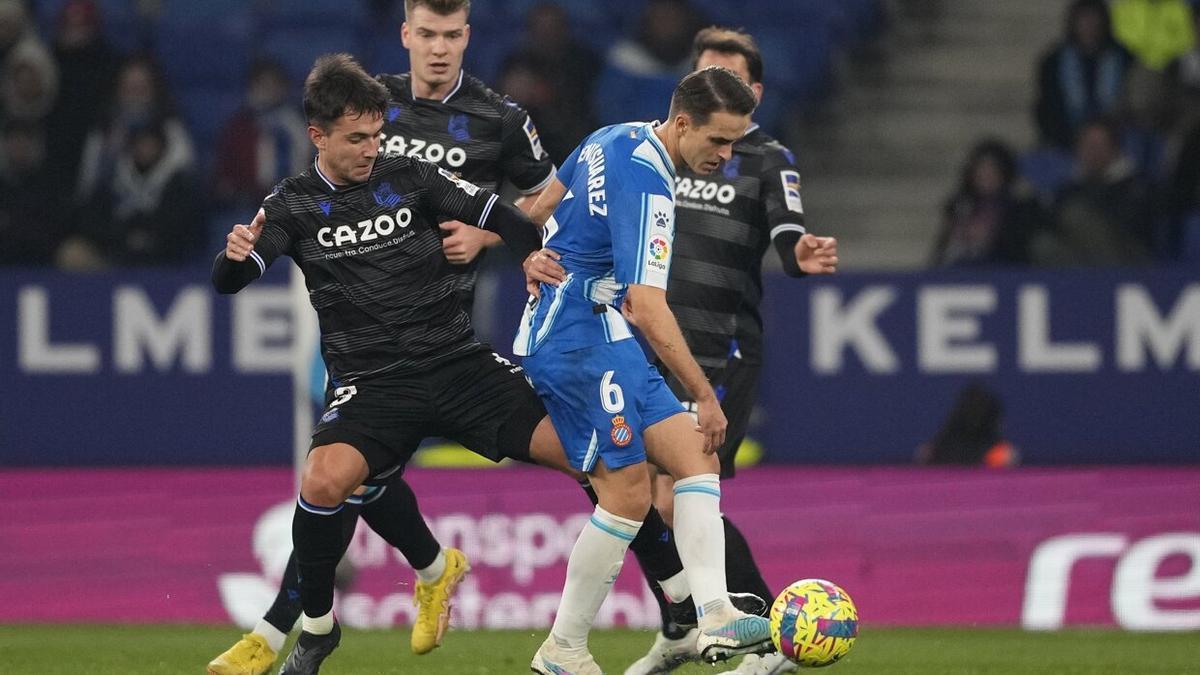 Zubimendi pugna con Denis Suárez en un lance del partido.