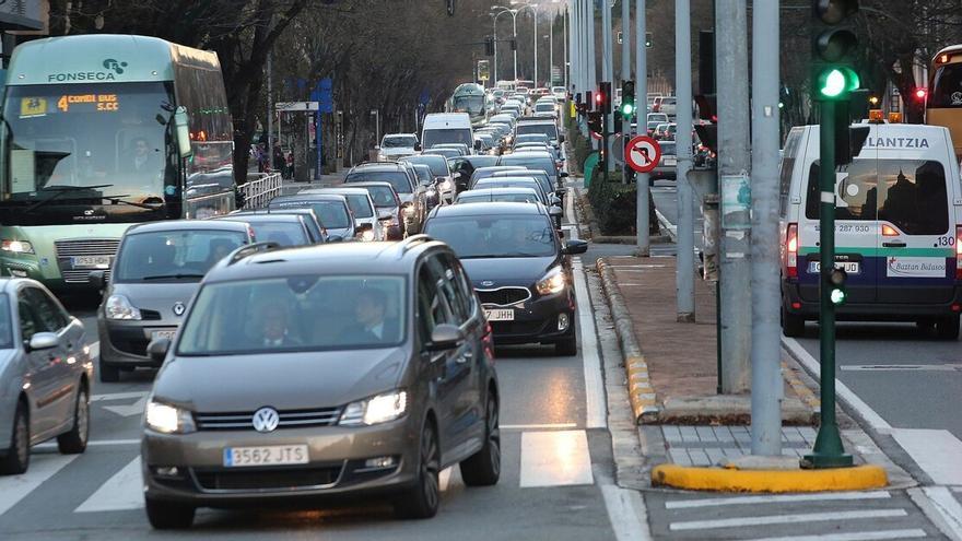 Tráfico de vehículos en la avenida de Baja Navarra.