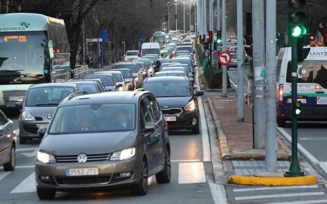 Tráfico de vehículos en la avenida de Baja Navarra.