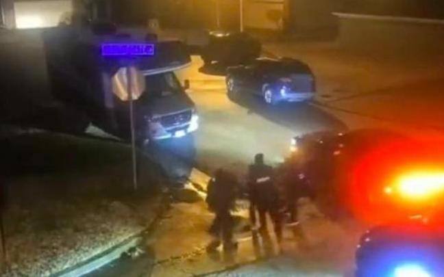 Los cinco agentes de policía también afroamericanos se enfrentan a cargos criminales. Los cinco agentes de policía también afroamericanos se enfrentan a cargos criminales.