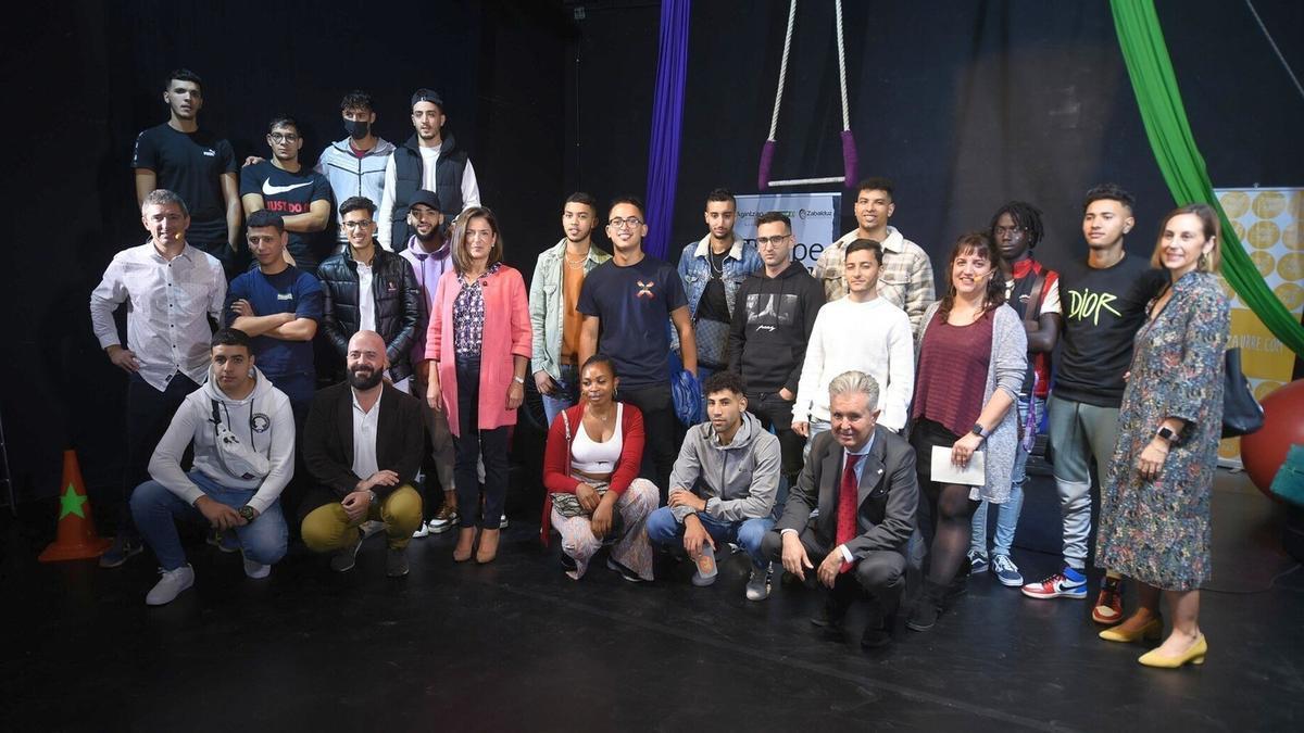 Beatriz Artolazabal y Xabier Legarreta, con las asociaciones participantes y jóvenes ‘trapecistas’.