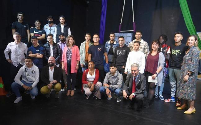 Beatriz Artolazabal y Xabier Legarreta, con las asociaciones participantes y jóvenes ‘trapecistas’.