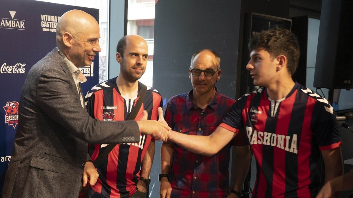 Pe&ntilde;arroya estrecha la mano de algunos aficionados tras su presentaci&oacute;n