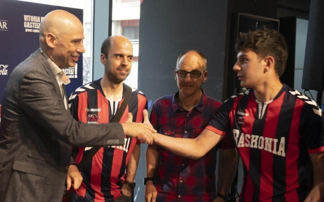 Pe&ntilde;arroya estrecha la mano de algunos aficionados tras su presentaci&oacute;n