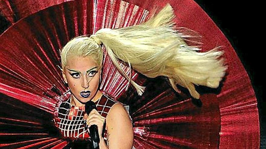 Lady Gaga, con un diseño de Paco Rabanne.