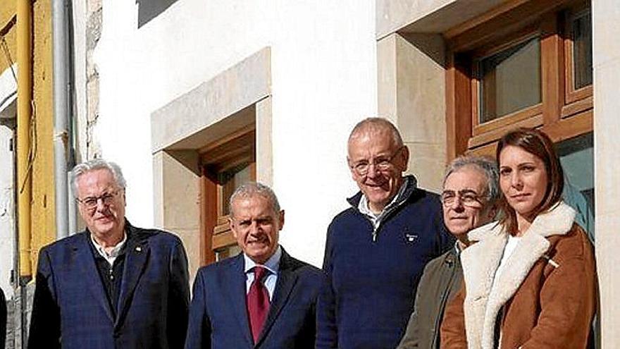 Los participantes de la firma del convenio en Zumaia. | FOTO: ZUMAIAKO UDALA