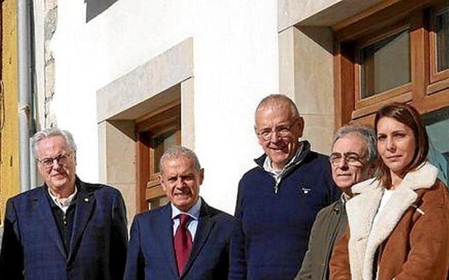Los participantes de la firma del convenio en Zumaia. | FOTO: ZUMAIAKO UDALA