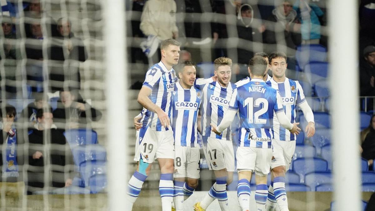 Los jugadores de la Real celebran el gol anotado por Navarro