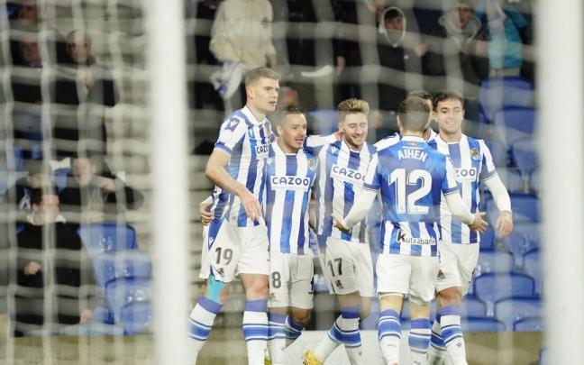 Los jugadores de la Real celebran el gol anotado por Navarro Los jugadores de la Real celebran el gol anotado por Navarro