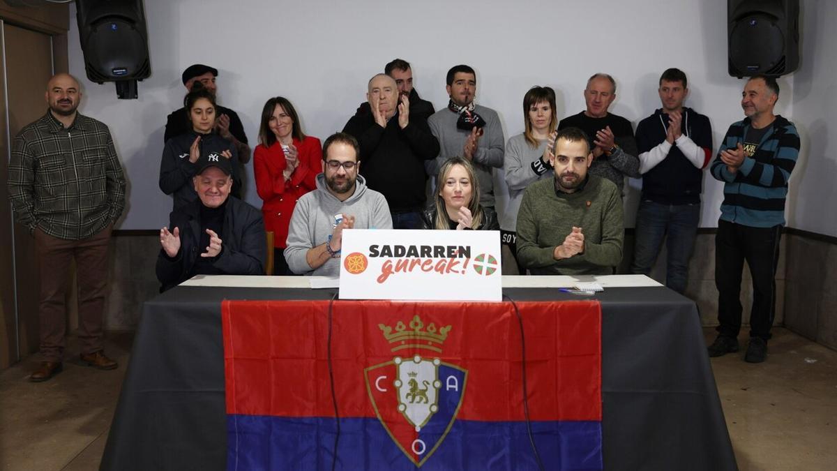 Los firmantes del comunicado, en la sede de la Peña Alegría de Iruña.