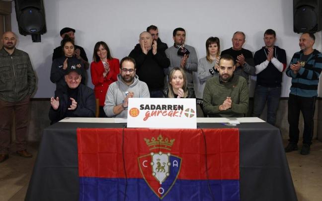 Los firmantes del comunicado, en la sede de la Pe&ntilde;a Alegr&iacute;a de Iru&ntilde;a.