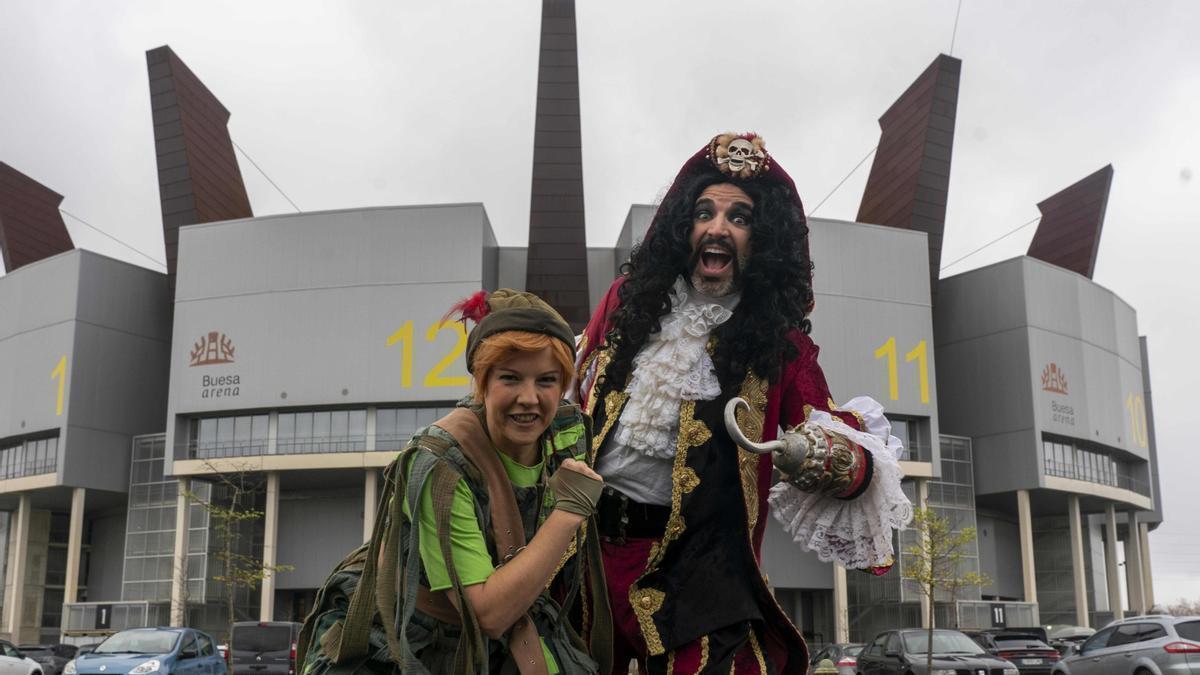 Peter Pan (Silvia Villaú) y el Capitán Garfio (Carlos Benito), en el exterior del Buesa Arena