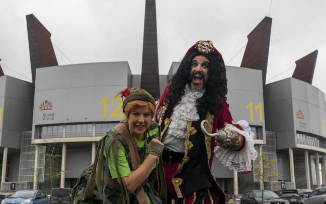 Peter Pan (Silvia Villa&uacute;) y el Capit&aacute;n Garfio (Carlos Benito), en el exterior del Buesa Arena