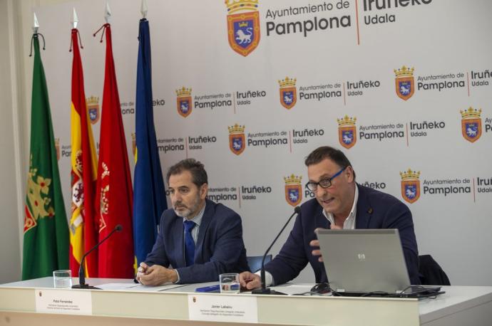 A la izquierda, Patxi Fernández, director del área de Seguridad Ciudadana, junto a Javier Labairu, concejal delegado.