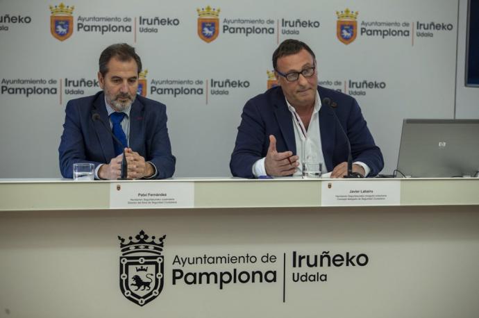 El edil Javier Labairu, a la derecha de la imagen, con el director del área Patxi Fernández.