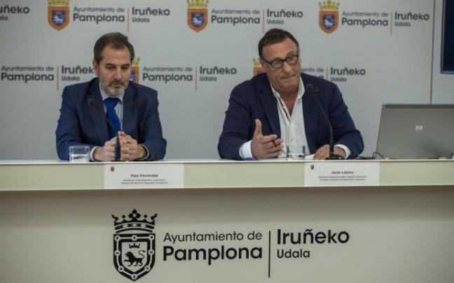 El edil Javier Labairu, a la derecha de la imagen, con el director del área Patxi Fernández.