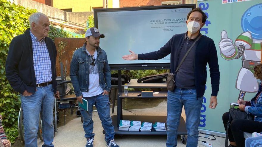 Charla de Brian y Norber a los mayores de Albertia, junto a Carlos de Astrolibros