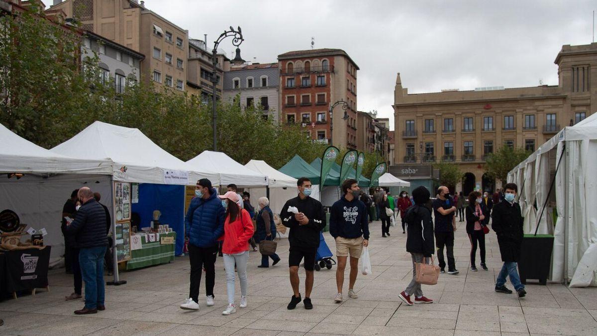 Participantes en una edici&oacute;n anterior de la feria del producto local