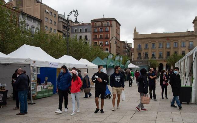 Participantes en una edici&oacute;n anterior de la feria del producto local