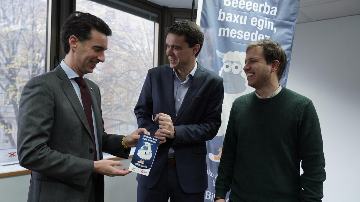 Héctor Sánchez, en el centro, junto a los concejales Xabier Otxandiano (izquierda) y Álvaro Pérez.