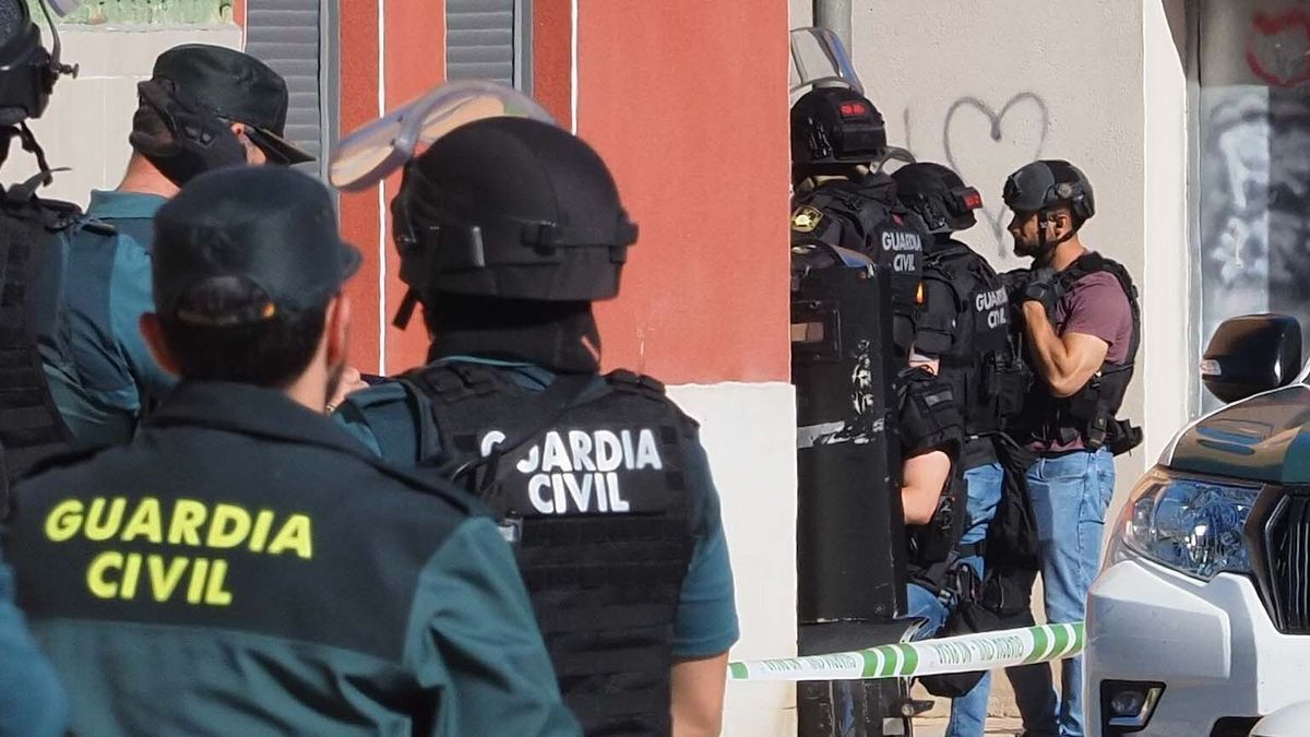 Agentes en las inmediaciones de la vivienda donde un hombre se ha atrincherado con un rehén tras matar a otro en Santovenia (Valladolid).