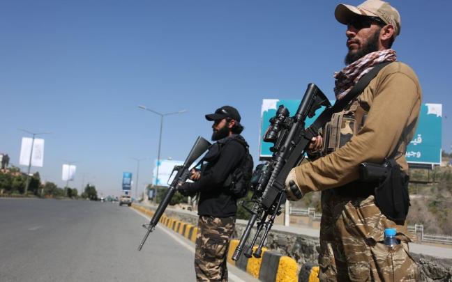 Miembros de los talibán hacen guardia en un puesto de control de Kabul. Miembros de los talibán hacen guardia en un puesto de control de Kabul.