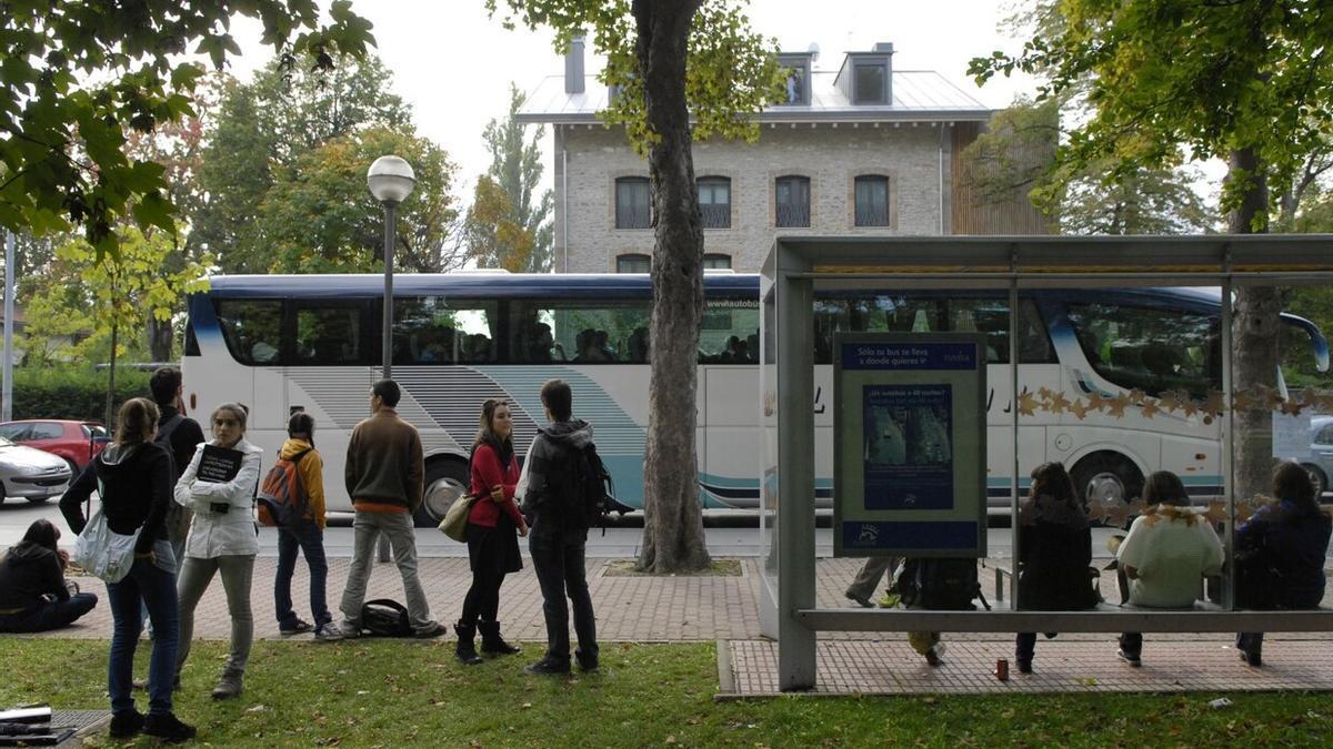 Estudiantes universitarios esperan al autobús que les lleva al campus de la UPV de Bilbao