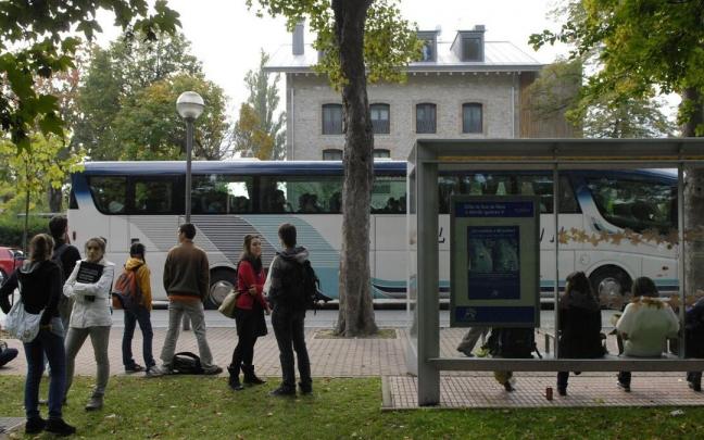 Estudiantes universitarios esperan al autobús que les lleva al campus de la UPV de Bilbao