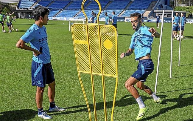 Kubo observa cómo realiza un ejercicio su compañero Brais Méndez, ayer por la mañana en Zubieta