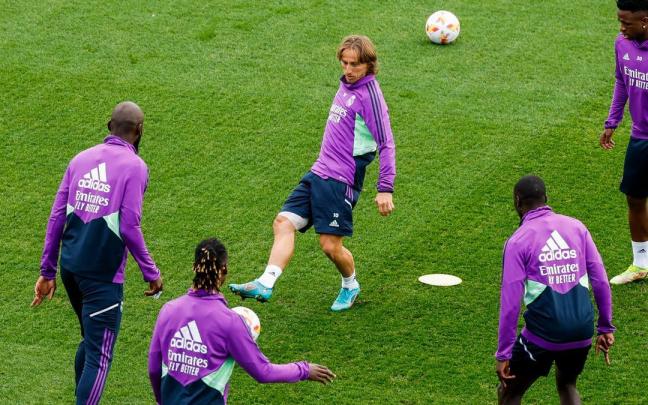 Modric, Rudiger y Camavinga en el entrenamiento de ayer. Modric, Rudiger y Camavinga en el entrenamiento de ayer.