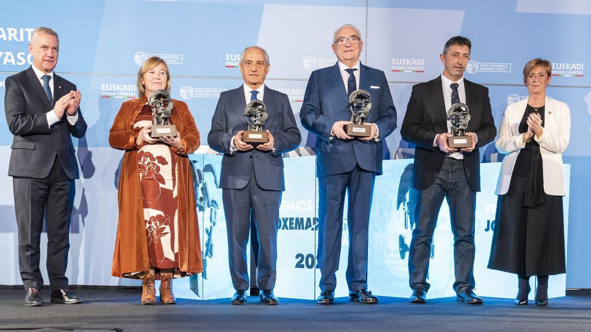 El lehendakari y la consejera Tapia, ayer, con los premiados.