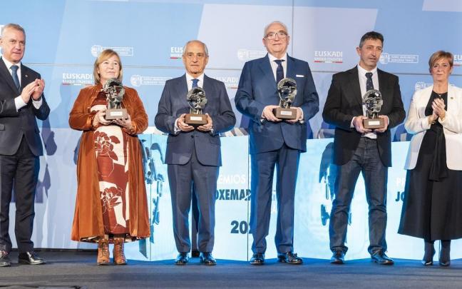 El lehendakari y la consejera Tapia, ayer, con los premiados.